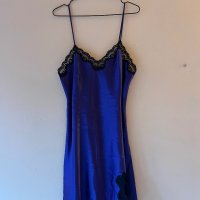Сатенена рокля с дантела в тъмно лилав цвят 💜, снимка 1 - Рокли - 43970692