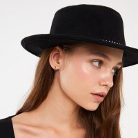 Черна дамска шапка с периферия и декоративни детайли в сребрист цвят, снимка 1 - Шапки - 43554291