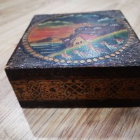 Старинна дървена кутийка ръчно рисувана и гравирана, снимка 1 - Антикварни и старинни предмети - 33413989