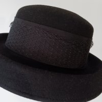 Елегантна дамска черна зимна шапка с широка периферия, ретро стил, 100% вълна, федора, снимка 5 - Шапки - 39549212