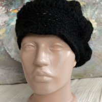 Черна шапка с козирка ръчно плетена 16566, снимка 2 - Шапки - 27156885