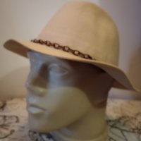 Мъжка филцова шапка с периферия Бежова, снимка 3 - Шапки - 39562507