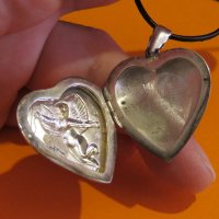 старинна сребърна муска, отварящо се сърце и ангелче,херувим - кутийка с тайник, накит, амулет, снимка 4 - Колиета, медальони, синджири - 37536766