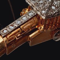 Дамскa златнa гривна-часовник 18 карата с 34 диаманта.Датира от началото на 20 век,марка Венус, снимка 17 - Гривни - 44086042