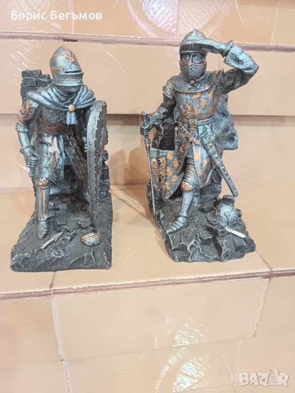 Рицарски подпори за книги, снимка 1