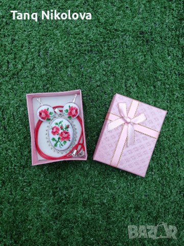 Ръчно бродирани колие и обеци, снимка 2 - Бижутерийни комплекти - 39190414