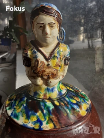 Стара българска троянска керамика стомна момиче със зайче, снимка 5 - Антикварни и старинни предмети - 51074390