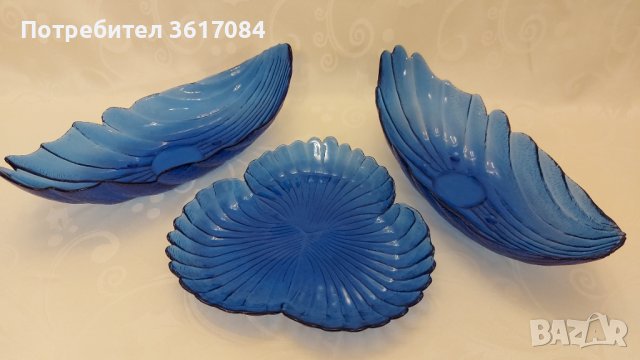 Комплект стъклени купи и плато в синьо