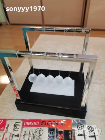 Перпетуум-мобиле с лед подсветка-НЮТОН ЛЮЛКА 15Х15Х11СМ 1501261733, снимка 4 - Колекции - 53112288