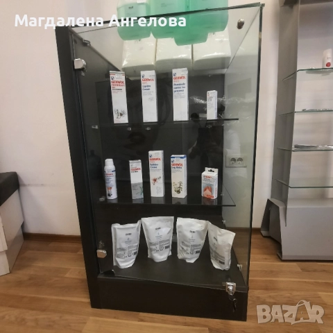 Стъклен шкаф-витрина, снимка 4 - Шкафове - 52063507
