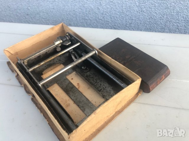 Машинка за заточване на бръснарски ножчета SERVUS!, снимка 1 - Антикварни и старинни предмети - 27251507