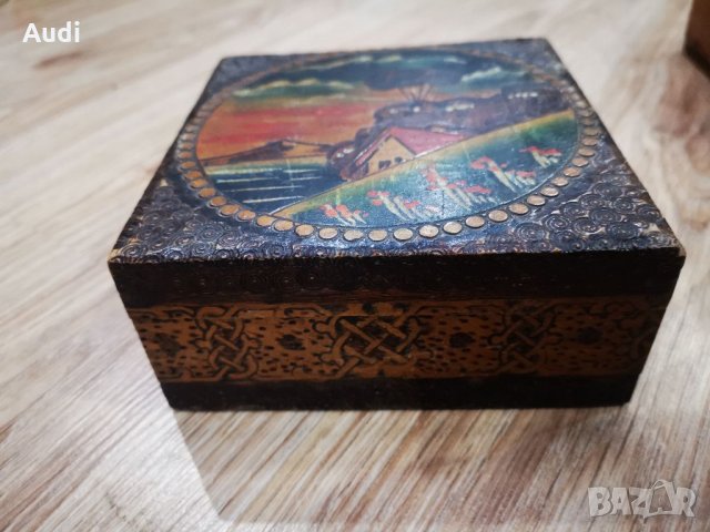 Старинна дървена кутийка ръчно рисувана и гравирана, снимка 1 - Антикварни и старинни предмети - 33413989