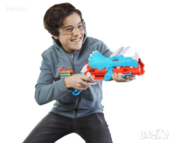 NERF DinoSquad Tricera бластер, 3-стрелковидна чупеща се цев, 12 Nerf стрелички, държач за стрели, снимка 2 - Други - 53028967