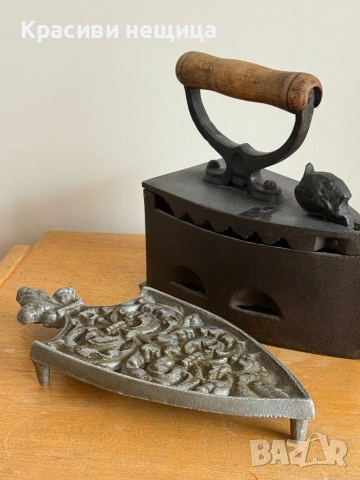 Стара ютия на жар с ажурна чугунена поставка