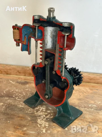 Соц Учебен Макет Модел на Двигател в Разрез, снимка 6 - Антикварни и старинни предмети - 51110858