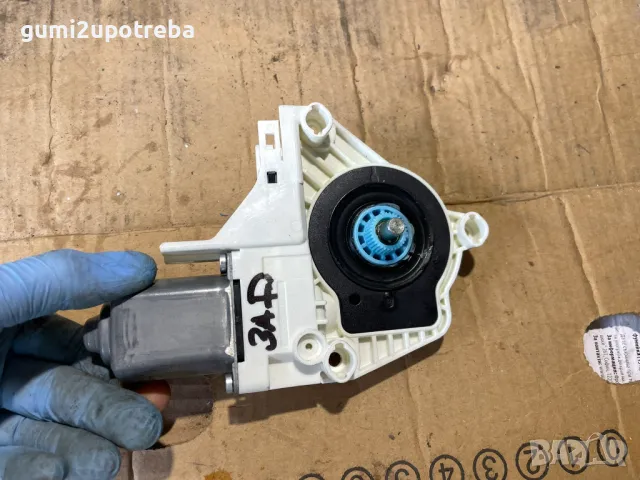 Моторче Стъклоповдигач Задно Дясно 8K0959811A Porsche Cayenne 3.0D 92A/2012г, снимка 2 - Части - 49719236