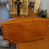 продавам италианска чанта Pelle естествена кожа , снимка 3 - Чанти - 43572561