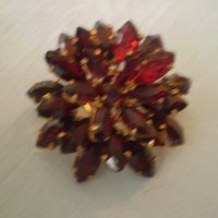 Винтидж брошка червен Чешки кристал месинг, снимка 1 - Антикварни и старинни предмети - 39358351