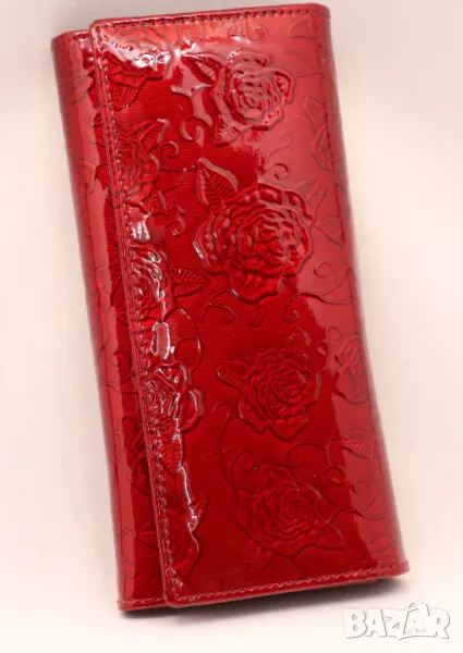 Красиво червено портмоне с релефни рози., снимка 1