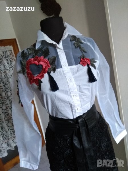 БЯЛА БЛУЗА С ПРОЗРАЧНИ РЪКАВИ от органза и апликация червени рози, снимка 1