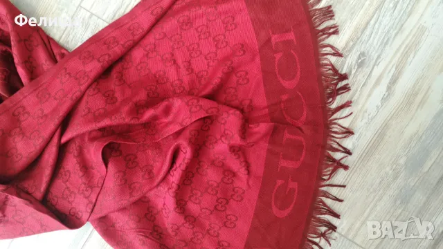 Разкошен Монограмен Шал с Брандово Лого Inspired в Наситено Червен Цвят КОД GU1 , снимка 3 - Шалове - 50206504