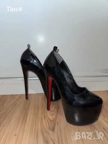 Дамски обувки на висок ток 