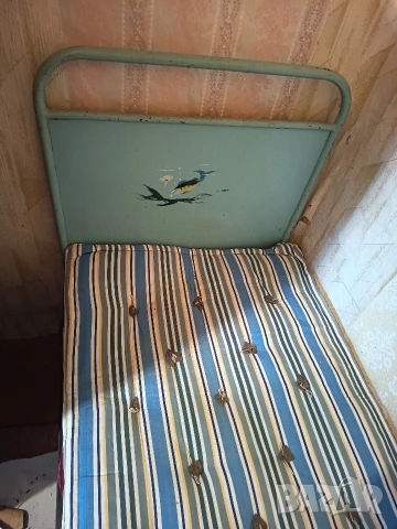 Детско метално легло с пружина и дюшек ретро