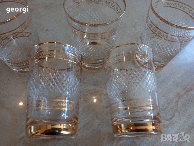 Пет стъклени тънкостенни чаши с релеф и позлата 