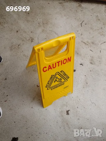 ДВЕ НА ЦЕНАТА НА ЕДНА.Табели " Внимание хлъзгав под ", снимка 3 - Друго търговско оборудване - 49608663