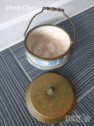 Wedgwood Jasperware 16см/син яспис/стара английска порцеланова кутия-бижутерка с бронзов капак, снимка 12 - Декорация за дома - 48338488