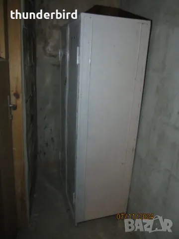 Гардероб метален с две врати