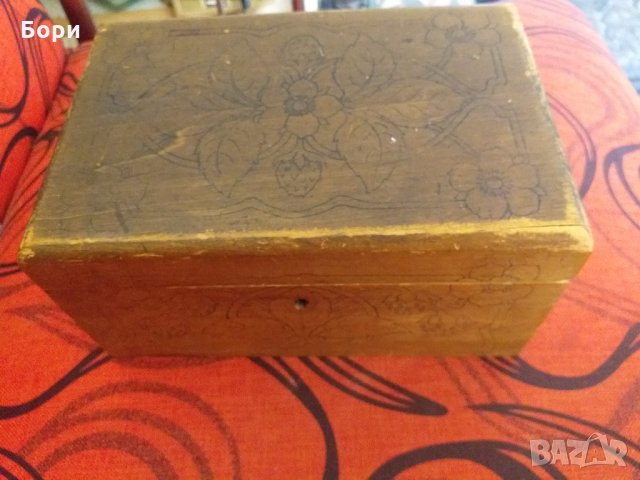 Дървена гравирана кутия