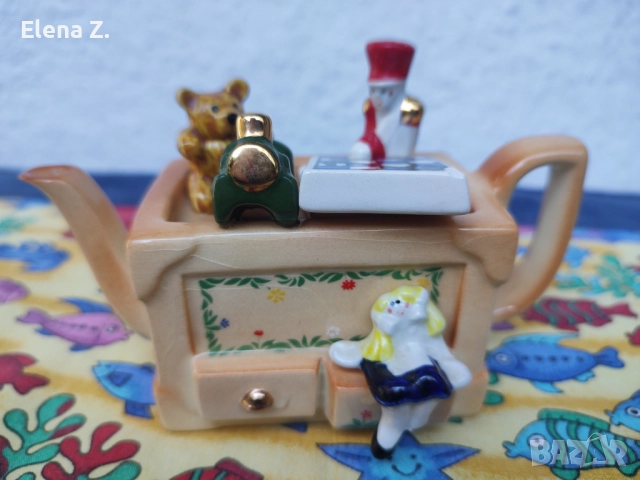 Малък колекционерски чайник "шкаф за играчки" P. Cardew, снимка 2 - Колекции - 52373349