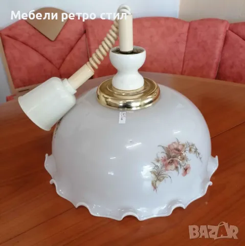 Уникален полилей с голяма бяла стъкленица с цветя. Красив и стилен дизайн.