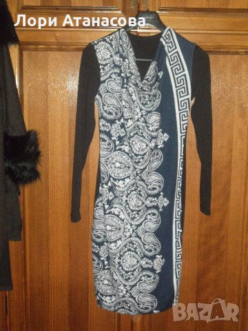 Стилна строго елегантна рокля в черно,бяло и синьо с дълъг ръкав-флорални мотиви в синьо и бяло отпр