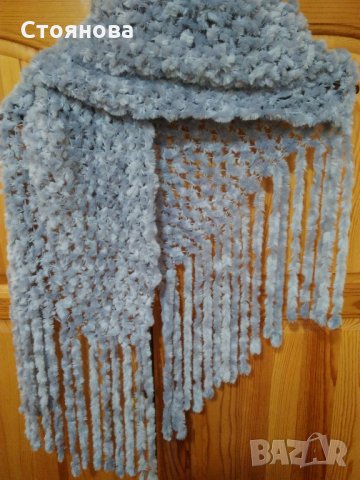 Дамски сив пухен шал, снимка 2 - Шалове - 27077777