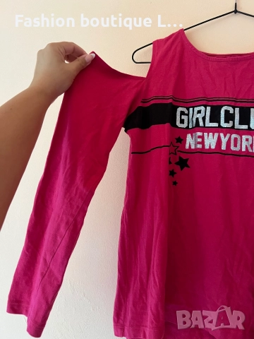 Цикламена блуза 100% памук с изрязано рамо S размер и надпис Girl Club New York 🩷🩷🩷, снимка 2 - Блузи с дълъг ръкав и пуловери - 52166402