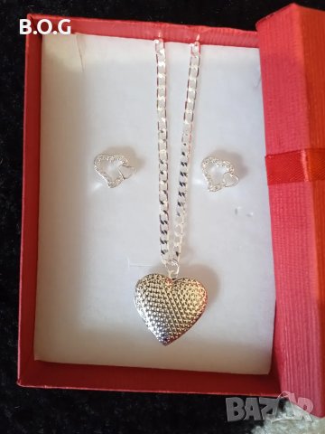 Нов, сребърен комплект със сърца. В кутия за подарък.