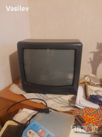 малък телевизор от Германия с дистанционно , снимка 1