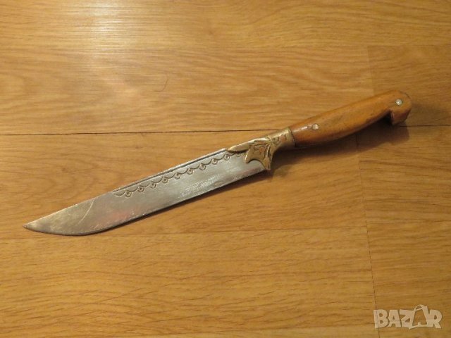 Старинен възрожден нож с гравюри и бронзови орнаменти по острието - нож за ценители и колекционери .