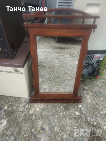 Огледало с дървена рамка 