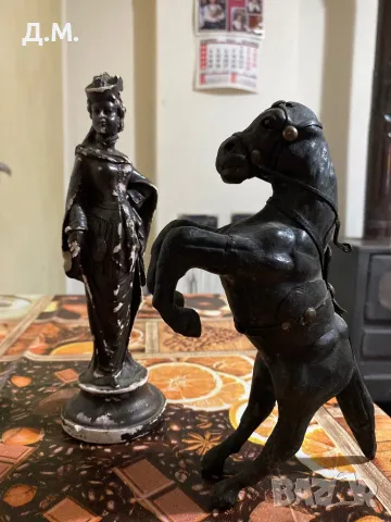 Две фигурки 10лв.