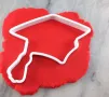 Тога шапка дипломиране завършване бал абитуриент  пластмасов резец форма фондан тесто бисквитки, снимка 1