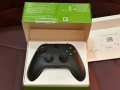 БЕЗЖИЧЕН XBOX CARBON BLACK ДЖОЙСТИК/КОНТРОЛЕР И ДВОЙНА БЕЗЖИЧНА ЗАРЯДНА СТАНЦИЯ С БАТЕРИИ, снимка 2