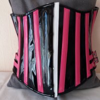 Лачен корсет под бюста в черно и розово Busk с метални банели, снимка 3 - Корсети, бюстиета, топове - 35025250
