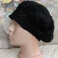 Черна шапка с козирка ръчно плетена 16566, снимка 1 - Шапки - 27156885