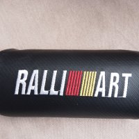 Карбон кожа възглавничка с бродирано лого Рали Арт Ralli Art за подглавник на авто седалка на кола , снимка 1 - Аксесоари и консумативи - 43856705