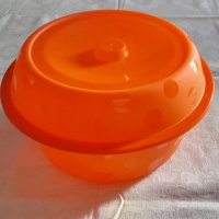 Пластмасова купа с капак, снимка 1 - Съдове за готвене - 43864517