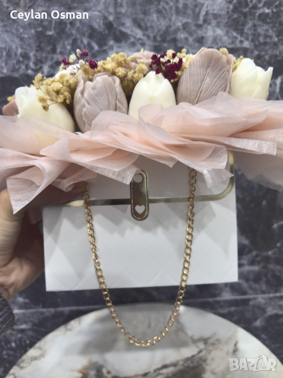 Нежен букет с ароматни цветя от соев восък , снимка 1