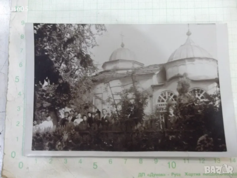 Снимка стара на група младежи пред църква, снимка 1